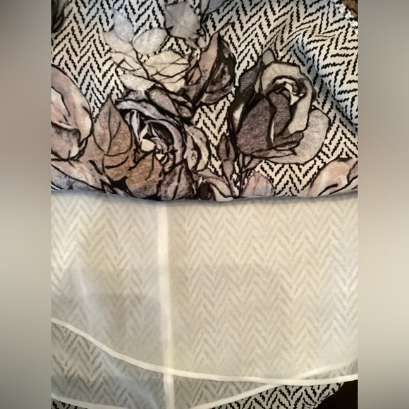 White House Black Market 100% Silk Floral Top Size S - Picture 8 of 10